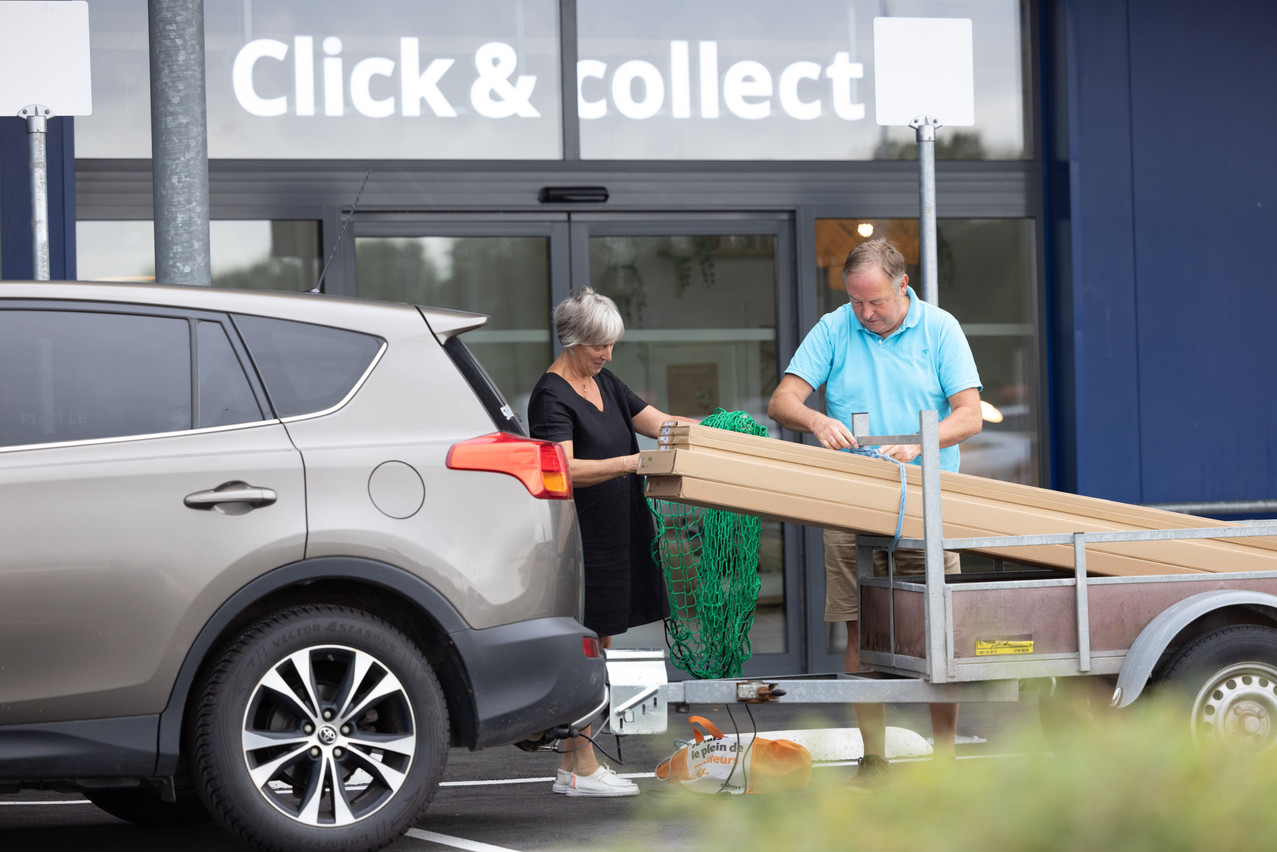 Des places de stationnement situées juste devant l’entrée dédiée au click & collect permettent de charger sa commande rapidement. (Photo: Guy Wolff/Maison Moderne)