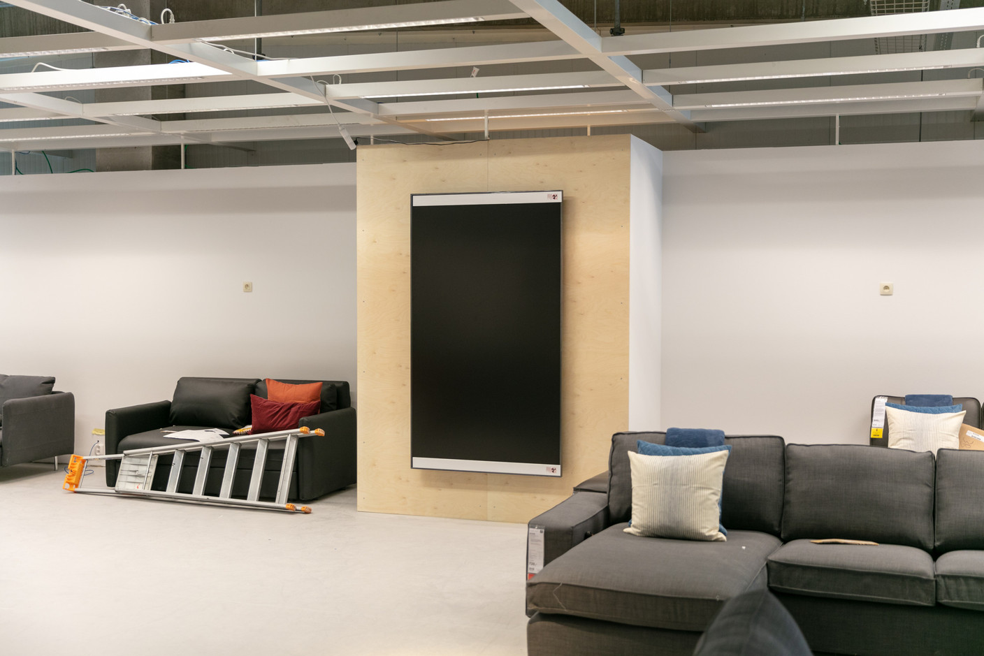 Dans le nouveau concept du magasin attendu l’été prochain, l’accent sera porté sur le phygital, avec la présence de vastes écrans pour compléter l’information des clients. (Photo: Romain Gamba/Maison Moderne)