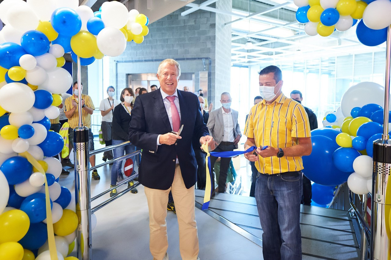 The mayor of Arlon, Vincent Magnus, attended the inauguration together with director Christopher Burman. (Photo: Ikea)