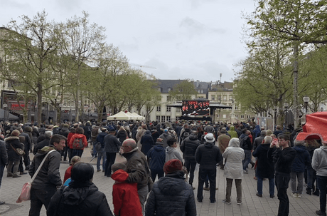 La place d’Armes s’est remplie au début de la cérémonie religieuse. (Photo: Paperjam)