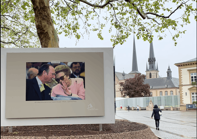 Au Knuedler, des photos retracent la vie du Grand-Duc Jean. Les camions de retransmission des télévisions se sont installés là. (Photo: Paperjam)