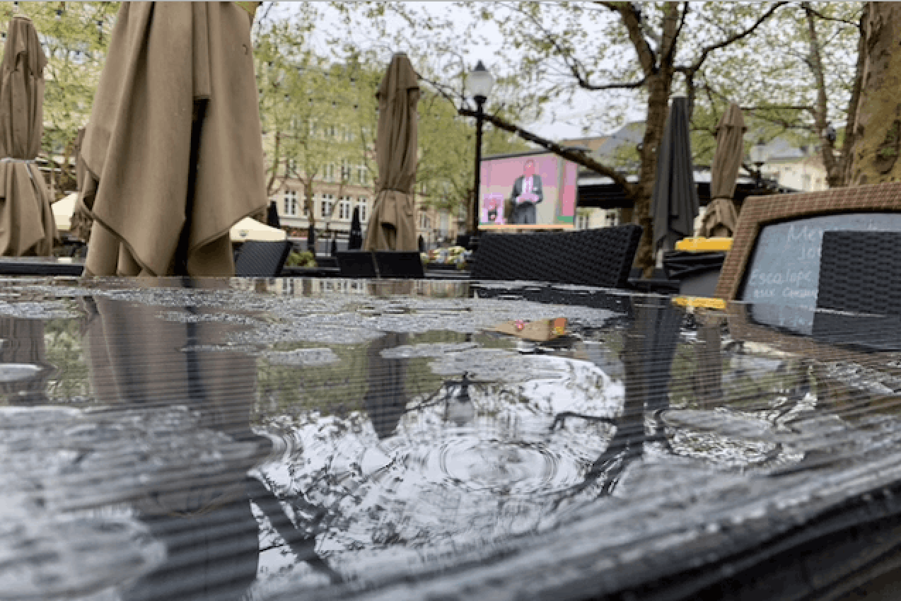 Les giboulées, la pluie et le vent ont surpris en ce début du mois de mai. Place d'Armes, les terrasses sont vides. (Photo: Paperjam)