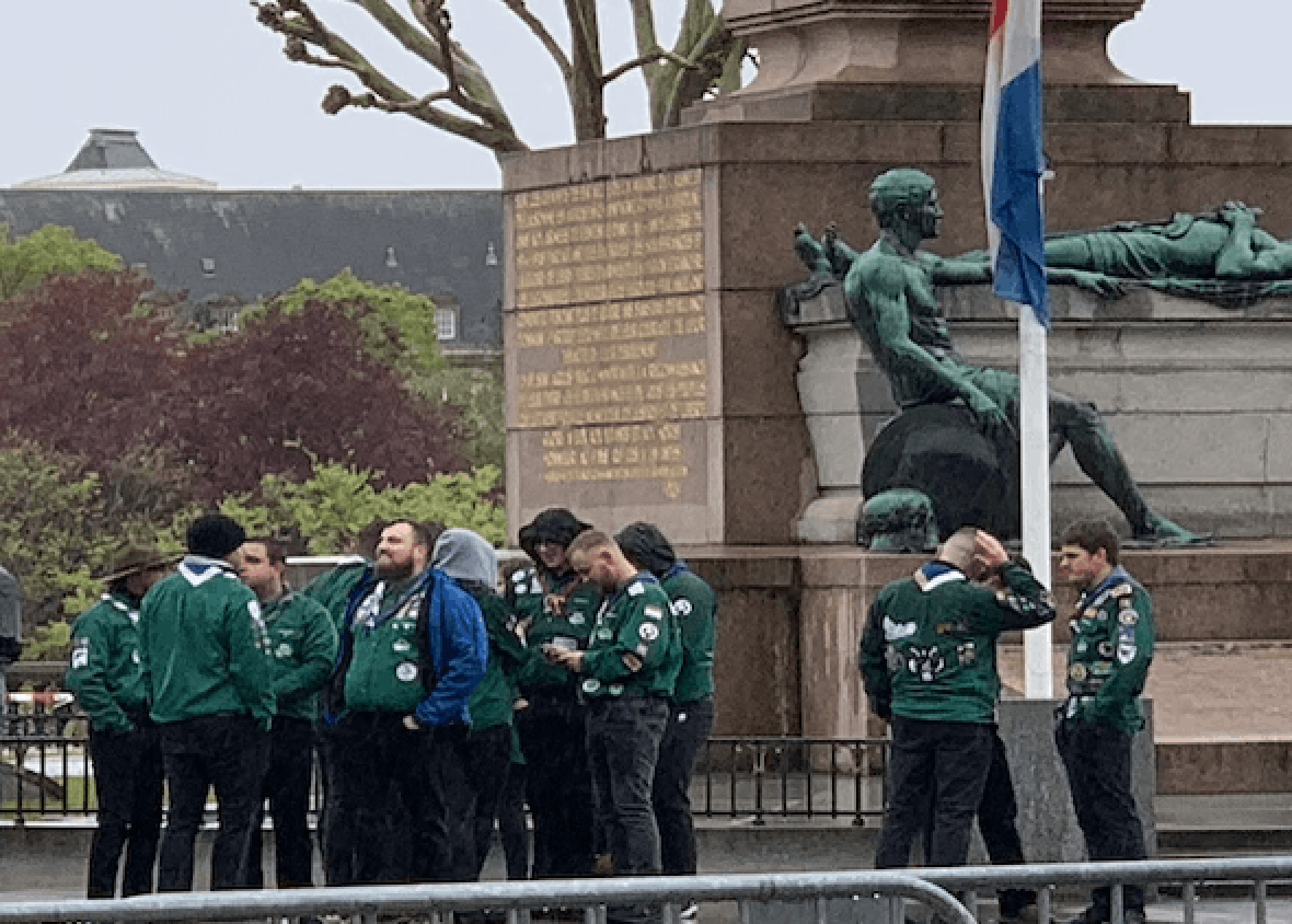 Place de la Constitution, des groupes de scouts se réunissent et s’organisent. (Photo: Paperjam)