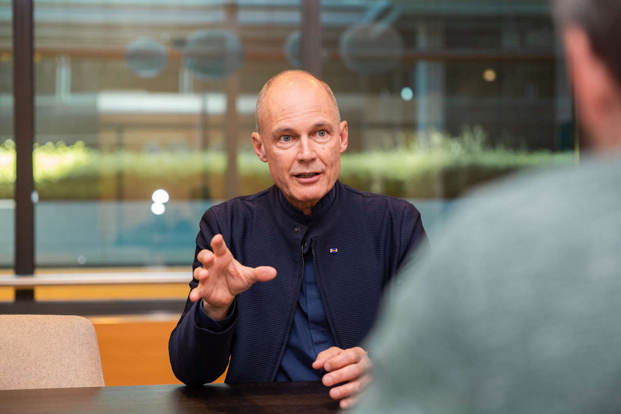 “Today it is still legal to pollute, waste and be inefficient.  Governments should support this infrastructure modernization by modernizing regulations,” said Bertrand Piccard.  (Photo: Romain Gamba/Maison Moderne)