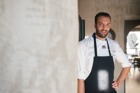 Le chef Quentin Debailleux est aux fourneaux de son restaurant Pèitry depuis 10 ans et y propose de nouvelles formules à emporter pour limiter la casse en cette fin d’année 2020 difficile pour toute la restauration. (Photo: Sebastien Goossens|SG9)