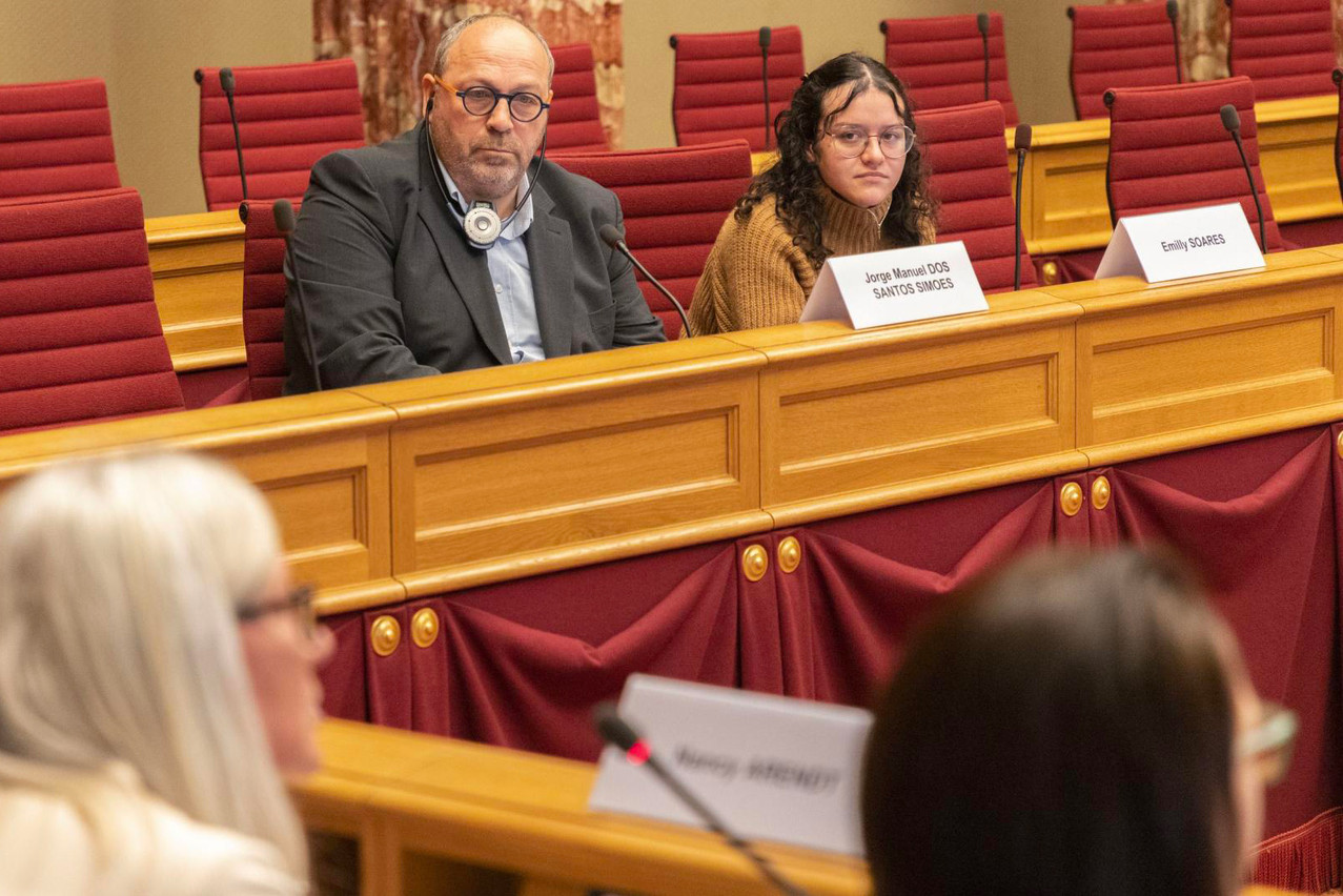 Les pétitionnaires Jorge Manuel Dos Santos Simões et Emilly Soares souhaitent inscrire dans la Constitution le droit de payer en espèces de façon illimitée. (Photo: Chambre des députés)