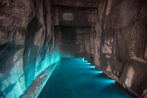 Water is an element that is present in these quarries, which are located under a water table. (Photo: Romain Gamba/Maison Moderne)
