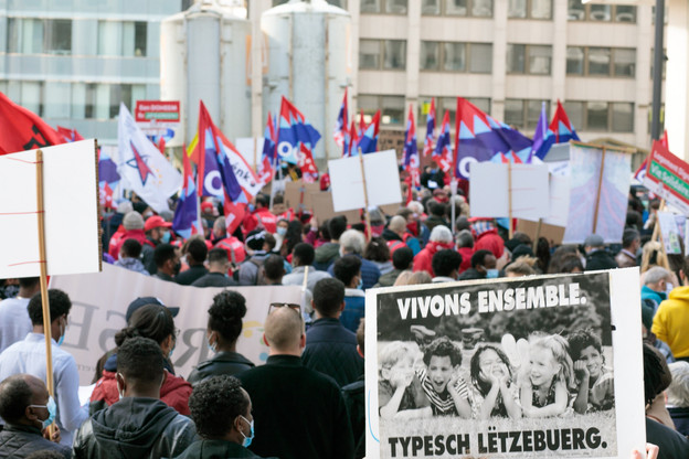 Le cortège a relié le Glacis à l’ancien Hôtel des Postes. (Photo: Matic Zorman / Maison Moderne)