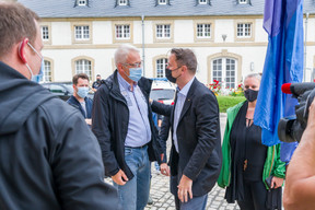 Xavier Bettel, the prime minister (DP), speaks with Yves Wengler, mayor of Echternach (CSV), during an inspection of flooding in the town, 15 July 2021. SIP / Jean-Christophe Verhaegen