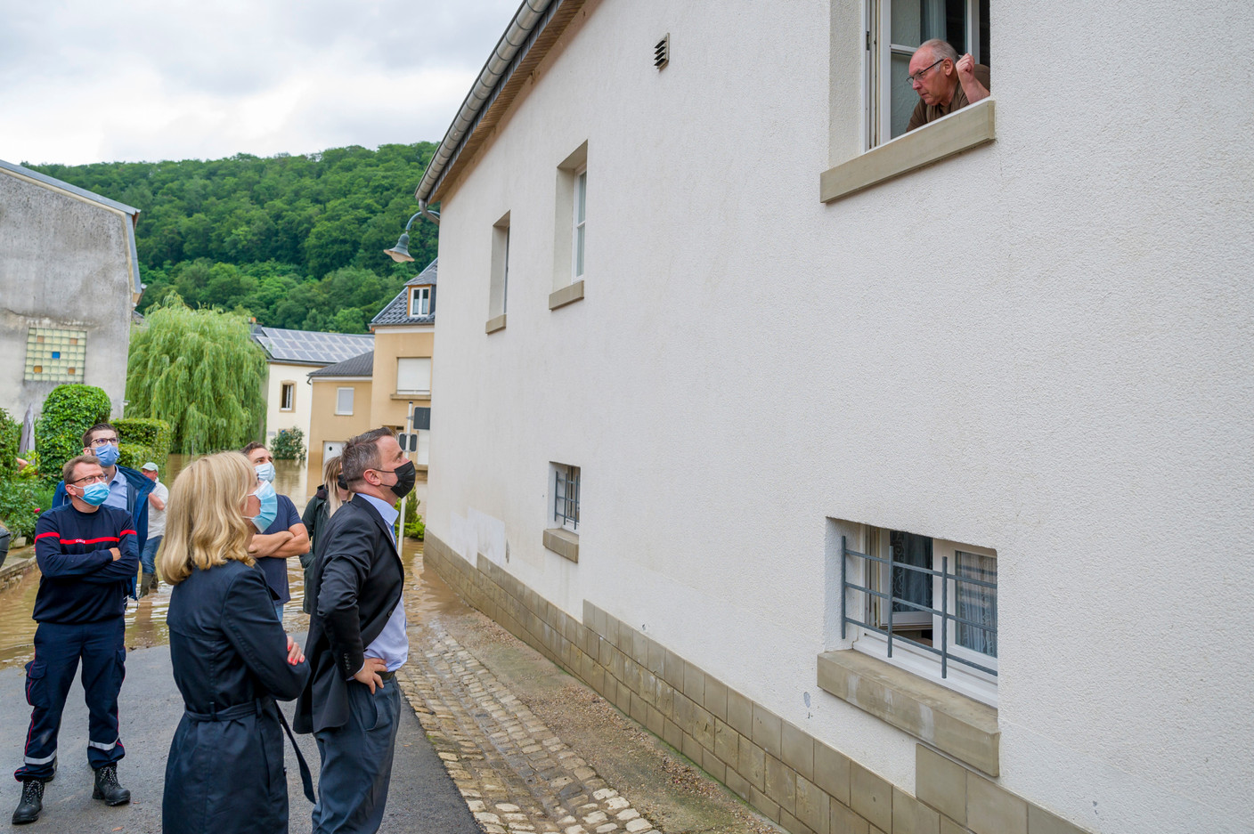 Xavier Bettel, the prime minister (DP), and Taina Bofferding, the interior minister (LSAP), are seen inspecting Born, located along the Sauer river in eastern Luxembourg, 15 July 2021. SIP / Jean-Christophe Verhaegen