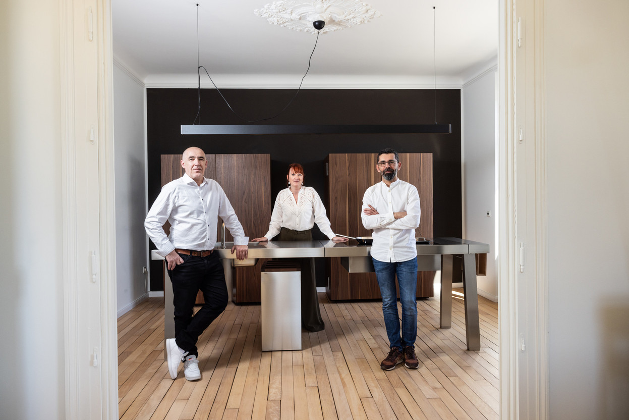 Olivier Damasio, technical manager on the left, Virginie Sauvlet, interior architect in the center, Renaud Sara, managing director and interior architect on the right, at bulthaup Espace Luxembourg. Eva Krins (Maison Moderne)