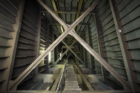 Perspective plongeante vers le bas d’une des béquilles du pont. ((Photo: Nader Ghavami))