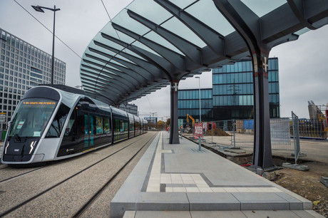 En prenant la place des bus, le tram, qui est électrique, a un impact positif sur la qualité de l’air. (Photo: Mike Zenari/Archives)