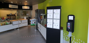 Distributeurs de gel hydroalcoolique et marquage au sol à la sandwicherie de l’Atrium Business Park, où se trouve le siège social de Sodexo Luxembourg, ((Photo: Sodexo Luxembourg))