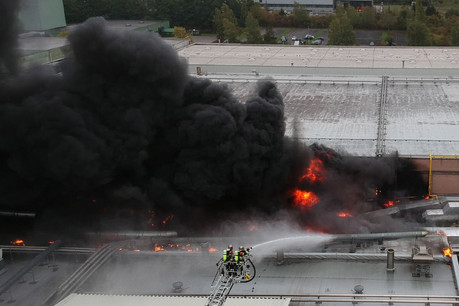 Plus de 80 pompiers ont été envoyés sur place pour lutter contre les flammes d’Euro-Composites. (Photo: CGDIS)