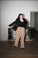 A pair of gold trousers to brighten up black basics: a blazer, a T-shirt and Sinequanone heels. (Photo: Patricia Pitsch/Paperjam)