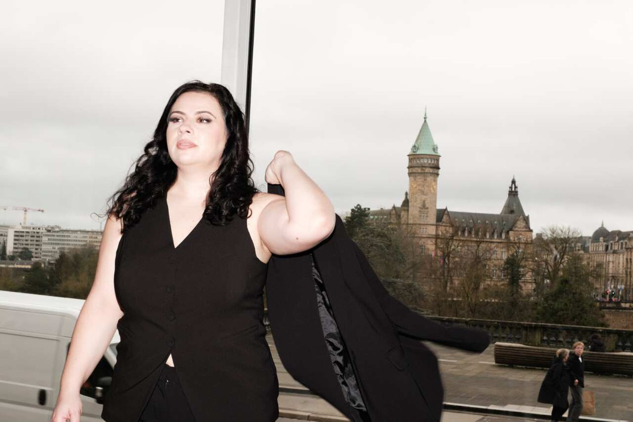 A comfortable three-piece ‘all-black’ outfit by MS Mode, perfect for meetings. Alysia Amaglio was photographed at the Casino Luxembourg and Public House. Make-up by Danamakeup. (Photo: Patricia Pitsch/Paperjam)