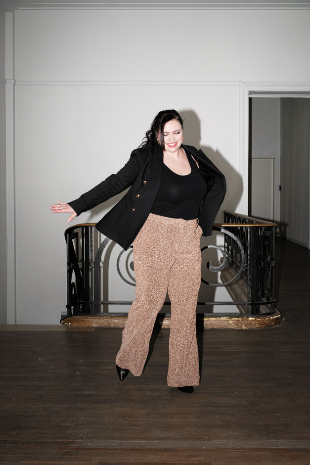 A pair of gold trousers to brighten up black basics: a blazer, a T-shirt and Sinequanone heels. (Photo: Patricia Pitsch/Paperjam)