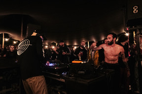 Le musicien Skibi De Jong lors du DJ set de Bobby Bieles – 23:16 (Photo: Mike Zenari/Maison Moderne) 