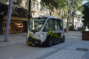 An autonomous shuttle bus runs along the rue de l’Alzette every day. Free of charge, it can attract up to a hundred passengers a day.  Photo: Maëlle Hamma/Maison Moderne