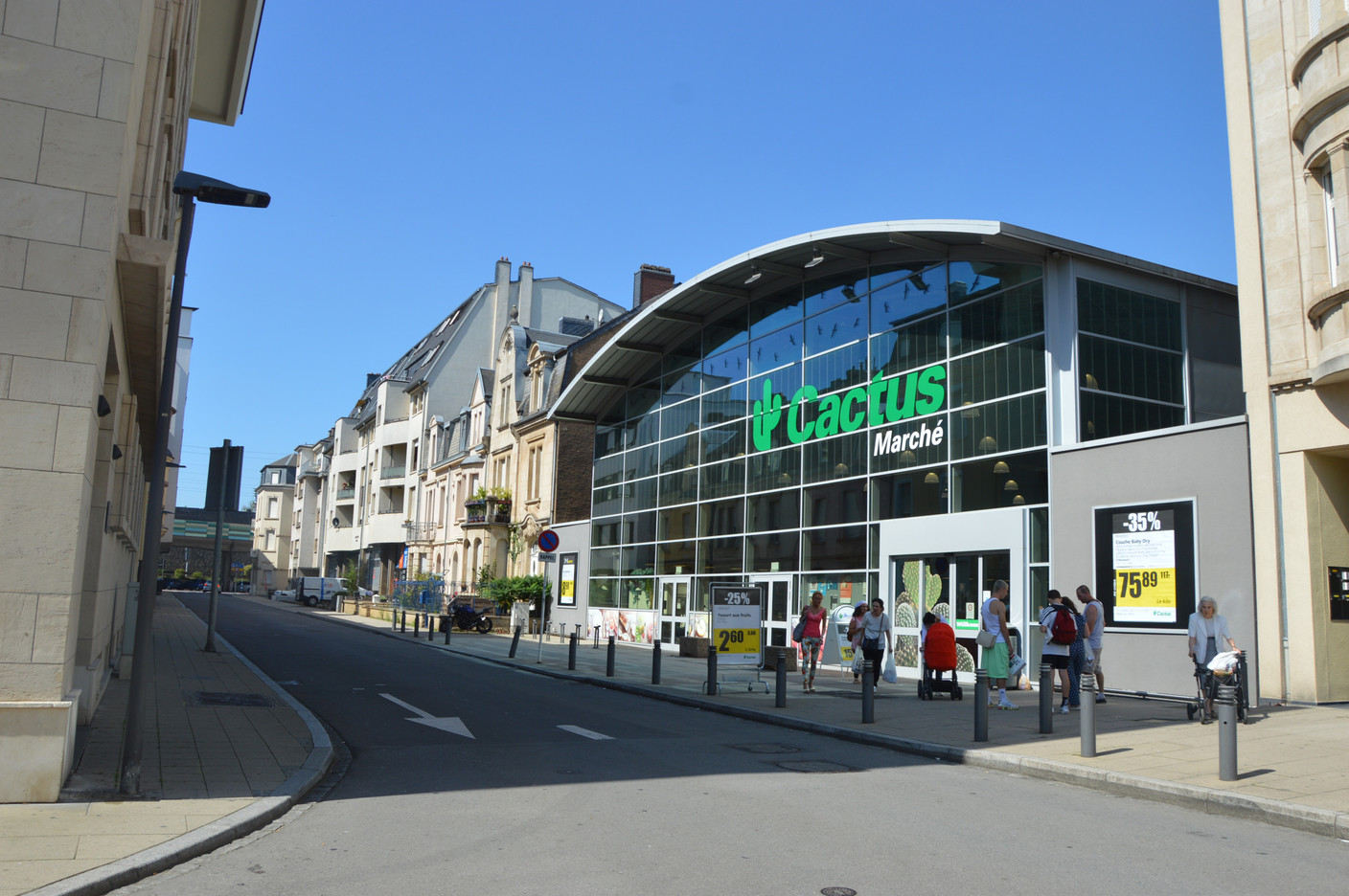 A Cactus supermarket provides the neighbourhood’s residents with everything they need for everyday life. Photo: Maëlle Hamma/Maison Moderne