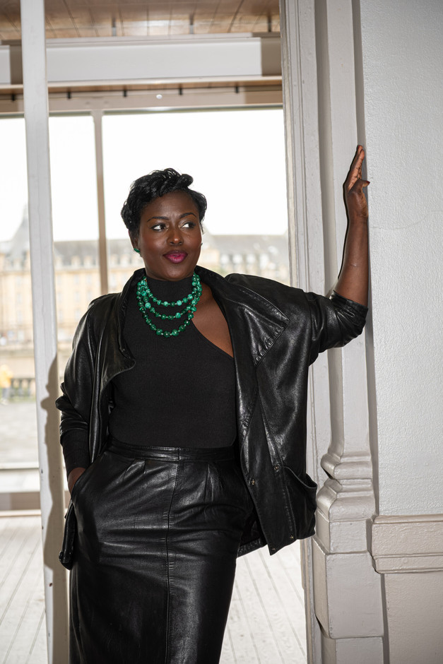 Party. The pieces in this look: a second-hand leather jacket and skirt, a malachite necklace brought back from the Congo, and a black top from Asos. An outfit that pulls it all together. (Photo: Patricia Pitsch/Paperjam)