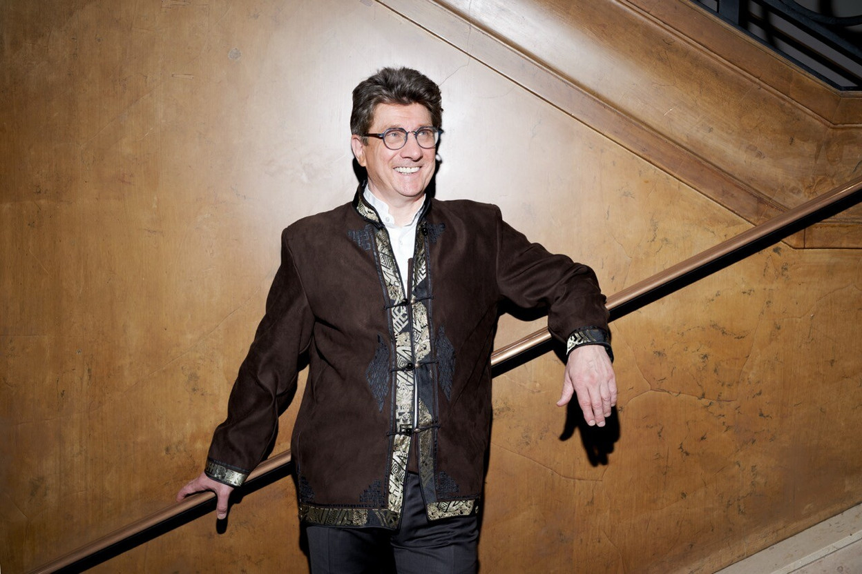 Gala: for special occasions, he dares to wear a unique jacket with an oriental flair, which he found in Marrakech, paired with a Zara shirt. (Photo: Patricia Pitsch/Paperjam)
