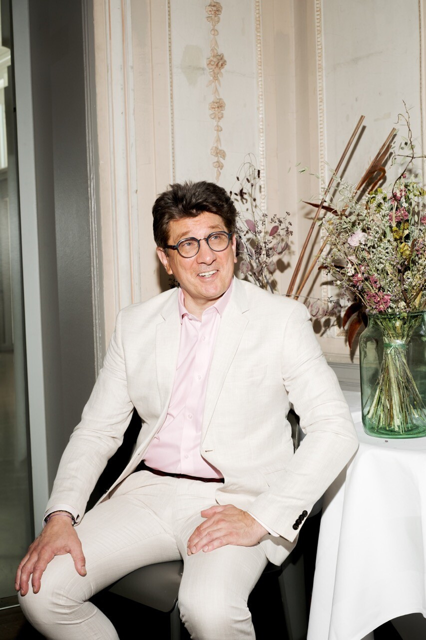 Afterwork: to wind down the day in a relaxed way, he opts for a Massimo Dutti linen suit. (Photo: Patricia Pitsch/Paperjam)
