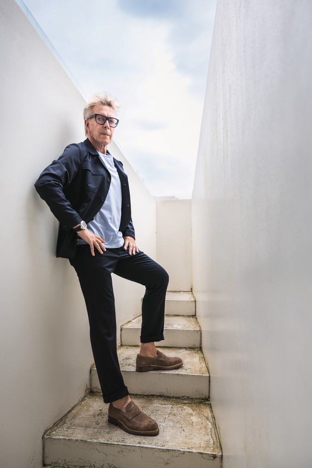 Mason's cotton jacket and navy trousers, "a comfortable and versatile outfit"; Isaia Napoli t-shirt; Bontoni suede shoes. (Photo: Julian Pierrot/Paperjam)