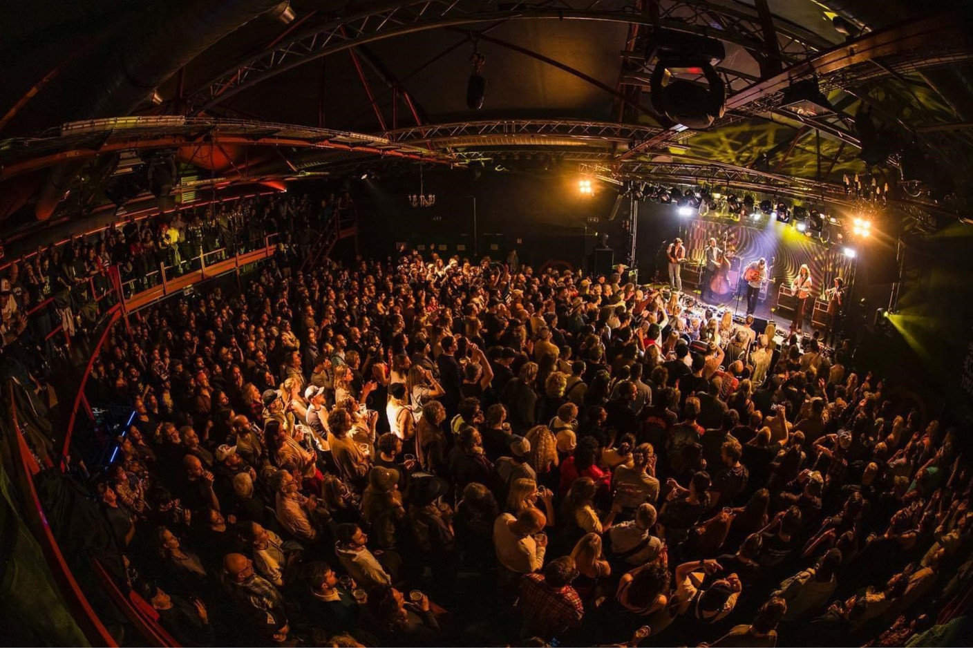 The energy of live music, the thrill of the crowd… Come feel it with us this March! (Photo: den Atelier)