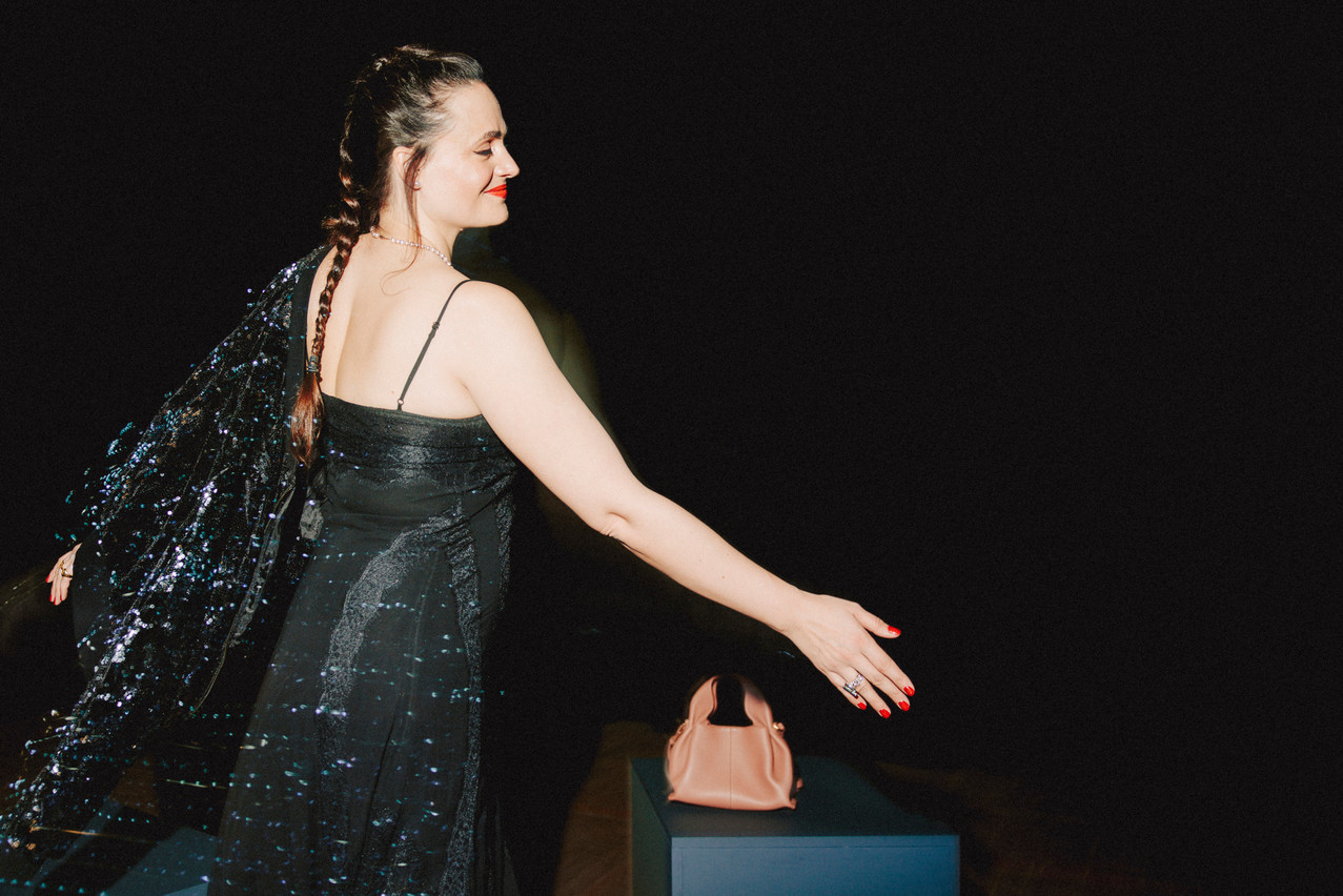 Marion Gales was photographed at Casino Luxembourg. Here she is wearing a sequinned The Kooples dress and blazer, the perfect combo to shine in the evening. (Photo: Julian Pierrot / Paperjam)