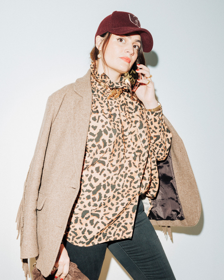 The combination of the classic Balzac leopard blouse, Balzac fringed jacket is pimped by a cap to break the codes. (Photo: Julian Pierrot / Paperjam)