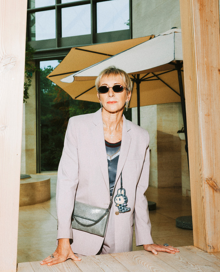 A pastel-coloured Barbara Bui suit, a Stella McCartney bag and a Labubu hanging from the handle: a sense of sophistication, with a touch of mischief. (Photo: Julian Pierrot/Paperjam)