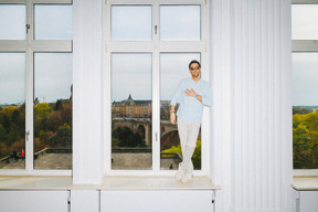 Outfit: Primark shirt, Amazon trousers, Autry trainers and Moscot sunglasses; a party look through and through. Paperjam: Julian Pierrot
