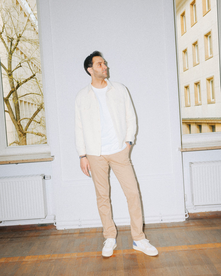 Afterwork: Autry trainers, Zara jacket and Uniqlo trousers; a no-fuss after-work look, but without any fashion faux pas. Paperjam: Julian Pierrot