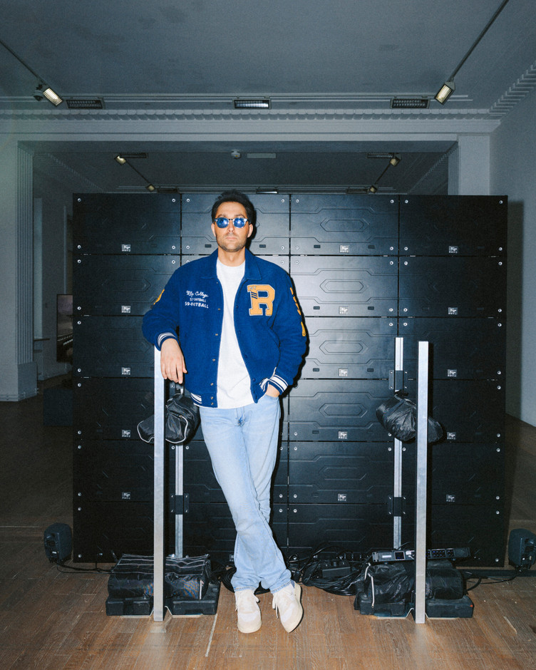 Casual: Levi’s jeans, a Uniqlo T-shirt, a Ralph Lauren bomber jacket and Air Jordan 1 trainers; the uniform of stylish cool. The glasses? Moscot, of course. Paperjam: Julian Pierrot