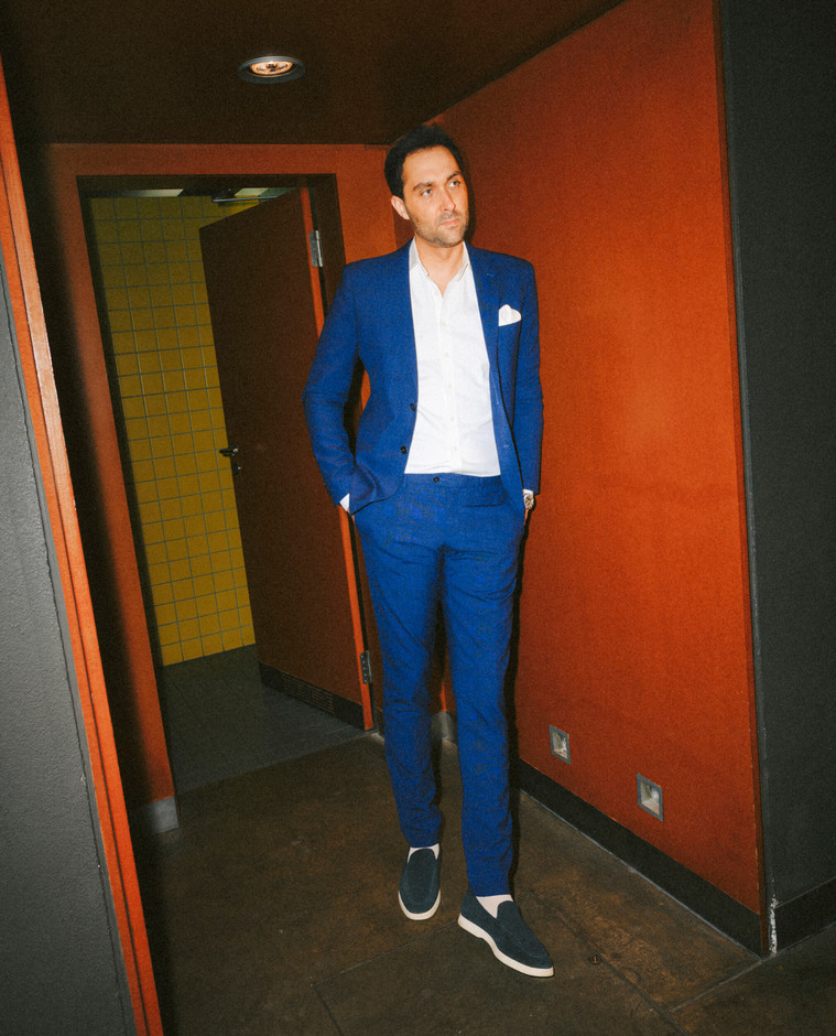 Gala: for special occasions, he pulls out his Boggi suit – just this once. Café Coton shirt, Massimo Dutti shoes. Paperjam: Julian Pierrot