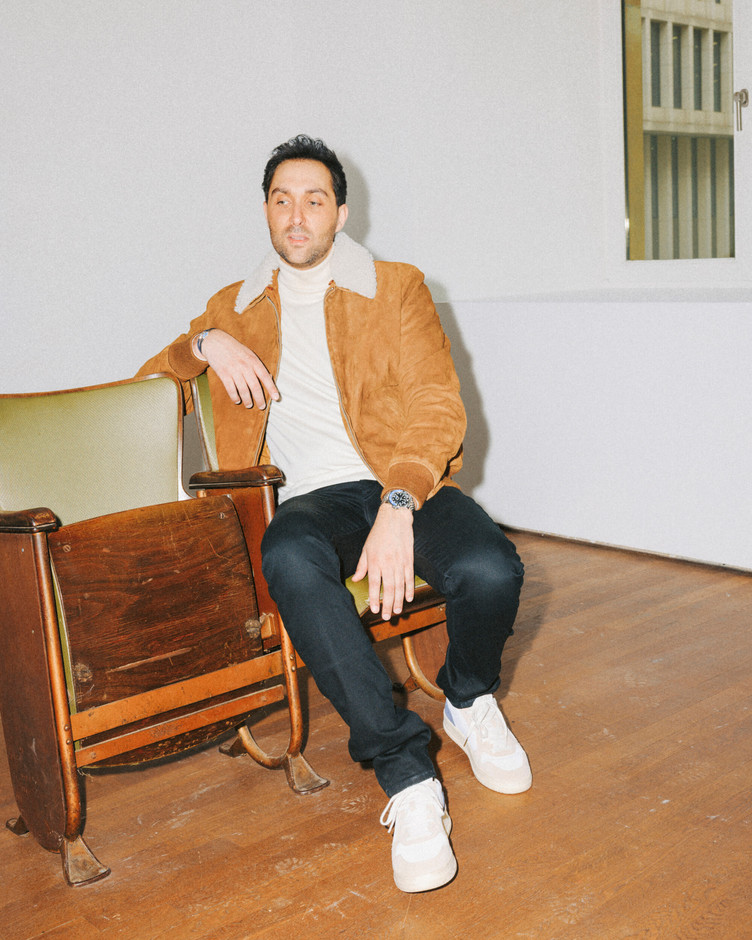 Business: Schott blazer, Galeries Lafayette turtleneck, Levi’s and Autry; the office, in its own way. Paperjam: Julian Pierrot
