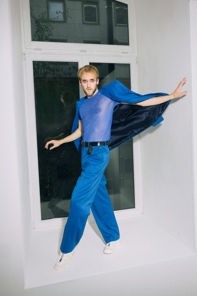 In Klein-blue ASOS Design, he turns the window ledge into a deliciously scandalous gala moment. Photo: Julian Pierrot/Paperjam