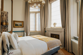 This room has magnificent triple windows overlooking the garden. Photo: Amaury Laparra