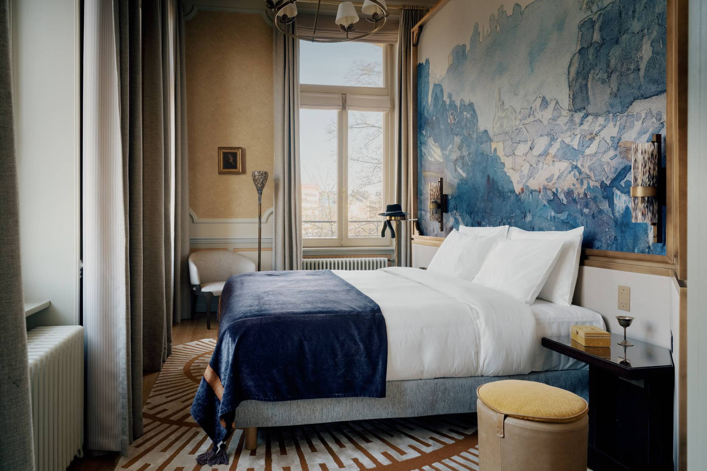 The bed in the Mélusina Suite faces the garden. Photo: Amaury Laparra