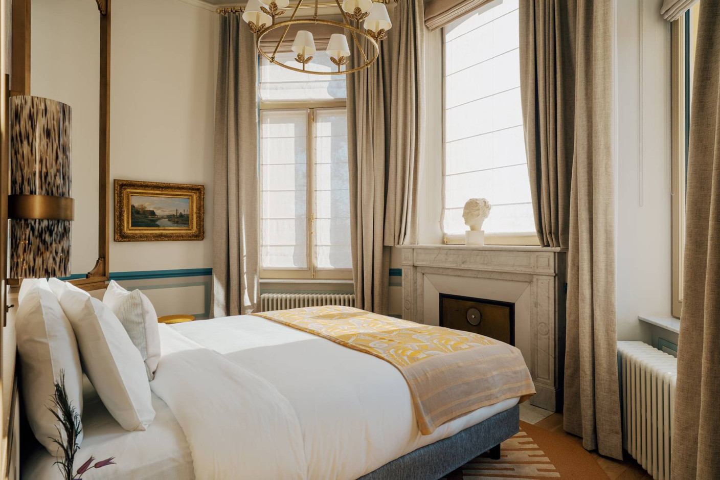 This room has magnificent triple windows overlooking the garden. Photo: Amaury Laparra