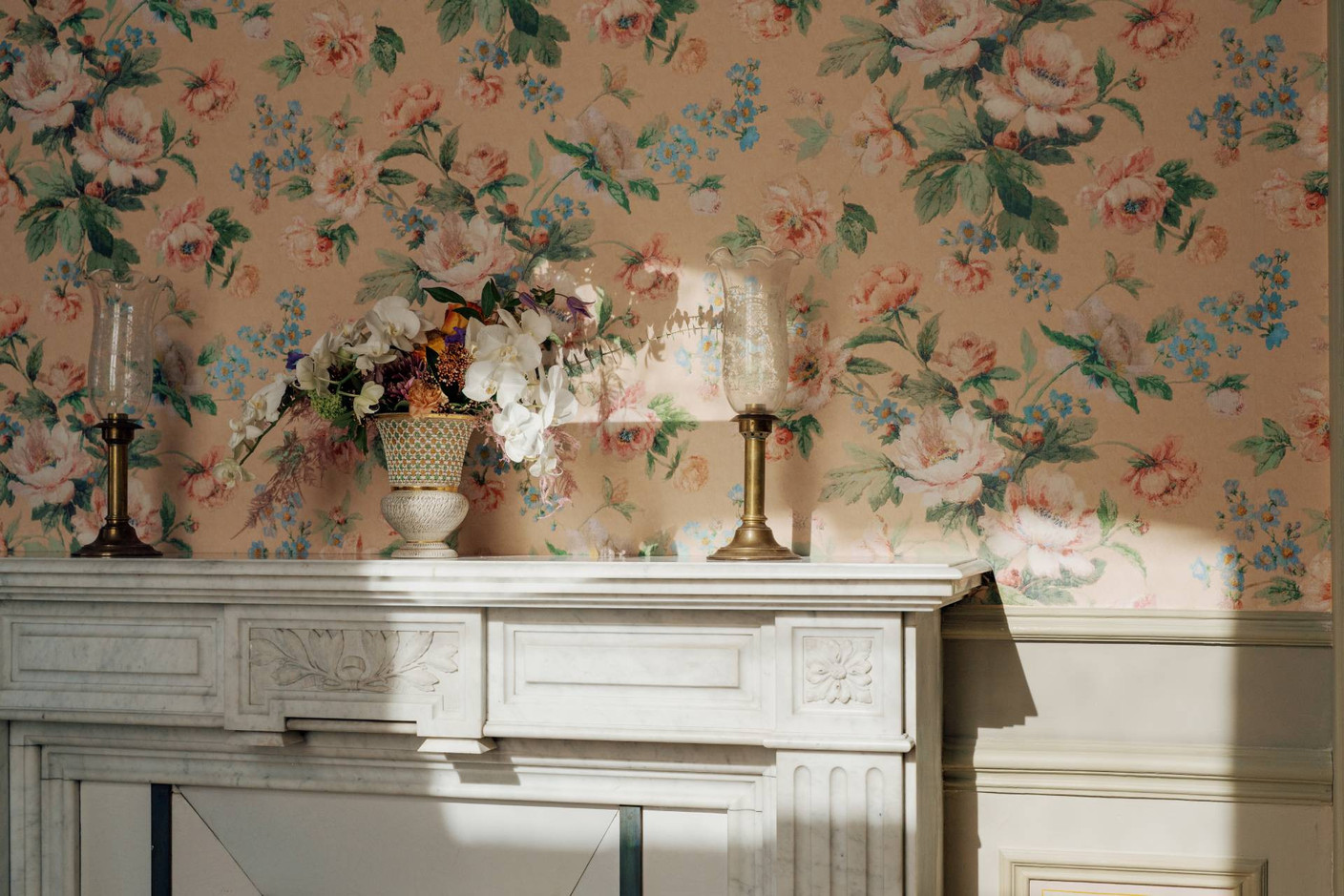 The antique hand-painted wallpaper has been reproduced identically. Photo: Amaury Laparra