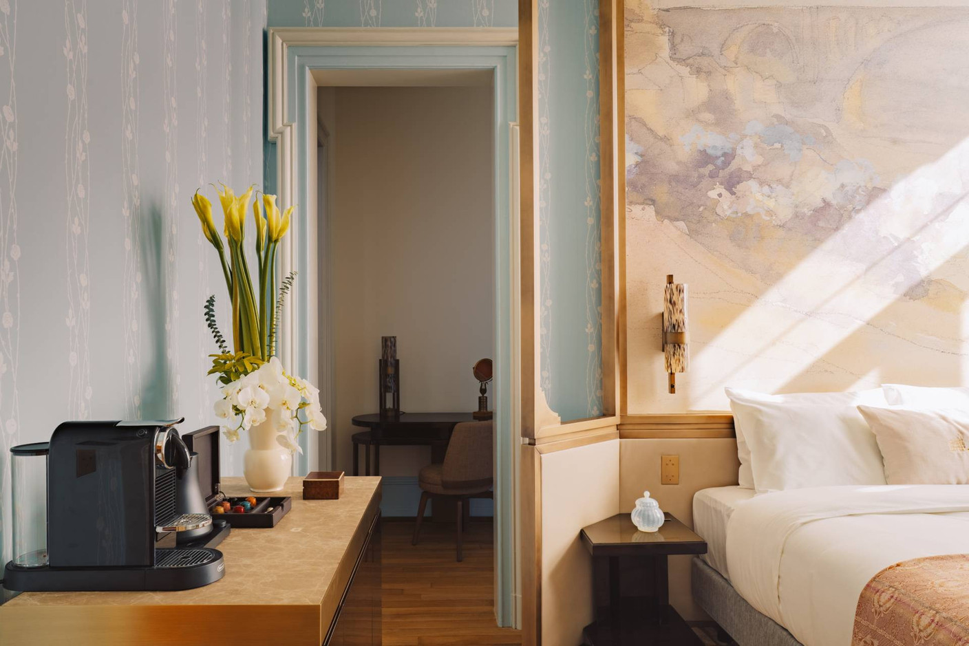 Some bedrooms also have enfilade spaces. Photo: Amaury Laparra