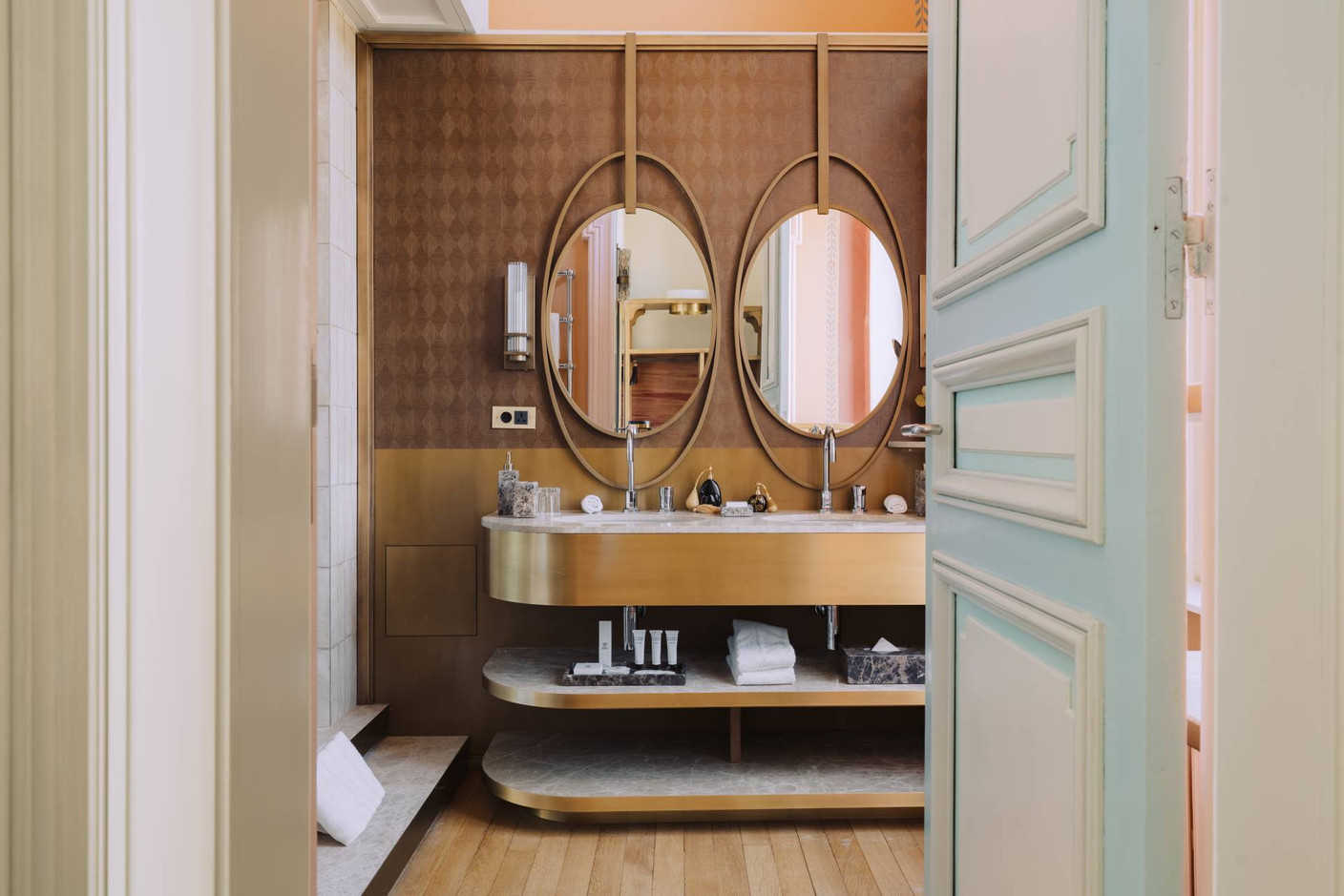 The bathrooms have been created in a spirit of continuity of style whilst giving a contemporary touch. Photo: Amaury Laparra