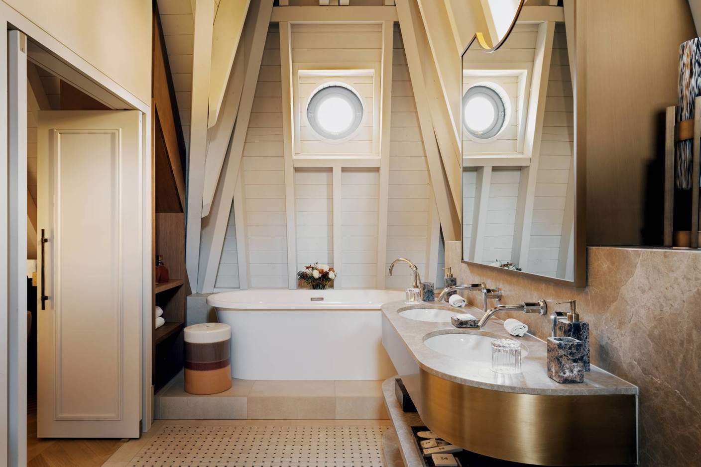 Its bathroom is equipped with a bathtub and a very generous shower. Photo: Amaury Laparra