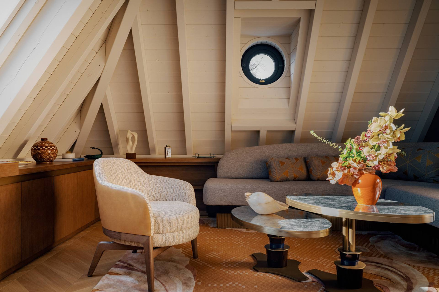 The sitting area is arranged under the rafters. Photo: Amaury Laparra