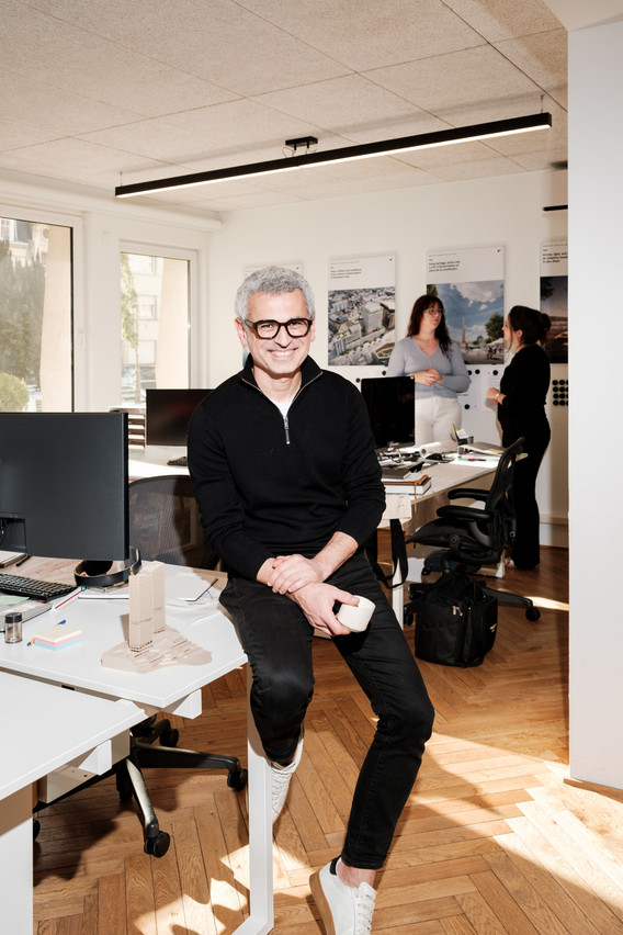 In Shahram Agaajani's hand, a design object by Metaform: the Möbino cup. (Photo: Patricia Pitsch/Paperjam)