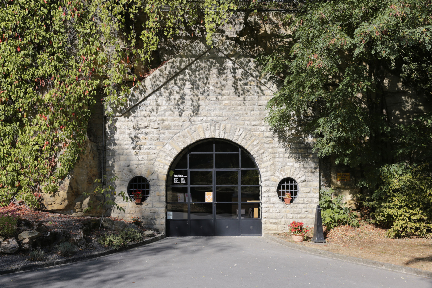 Les Caves St Martin, rachetées en 1984 par la famille Gales, bénéficient entre autres d’une belle salle de dégustation proposant plus d’une trentaine de cuvées… (Photo: Romain Gamba / Maison Moderne)