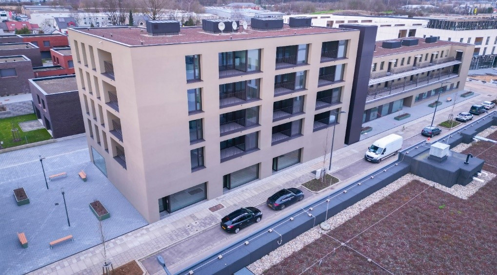 Ce nouvel ensemble comprend deux résidences abritant huit espaces commerciaux, dont un espace aménagé pour les besoins du Service de rééducation précoce, et 40 appartements. (Photo: Fonds du Logement)